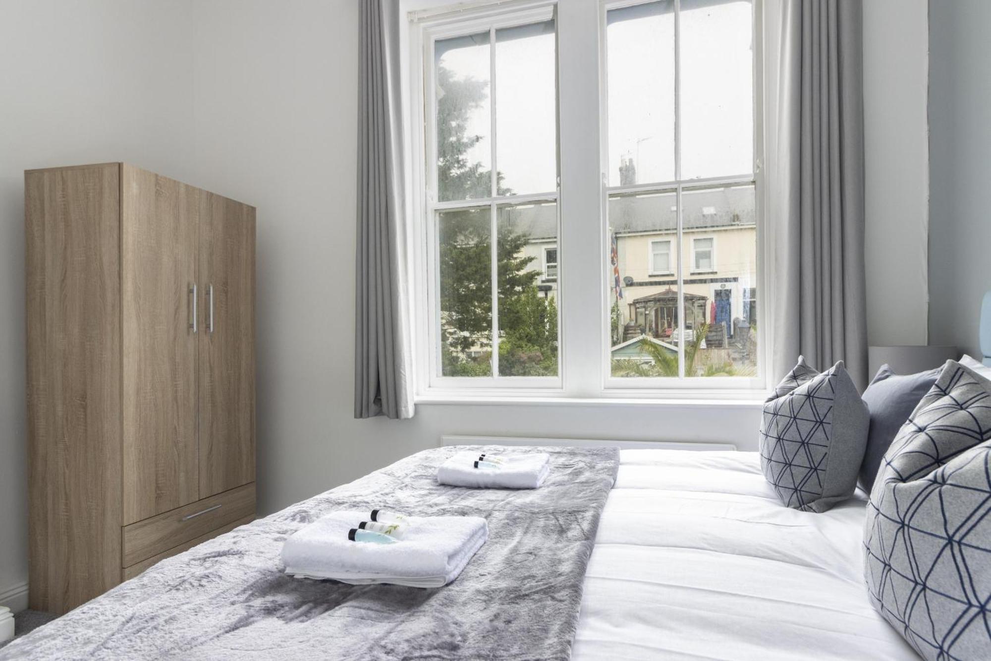 Alexandra - Large 3 Bed Perfect For Contractors, Free Parking, Fast Wifi And Great Value! Apartman Plymouth Kültér fotó